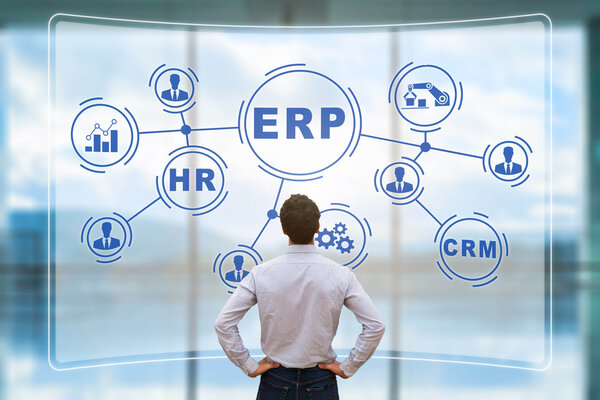 Mitarbeiter vor Monitor mit ERP Software